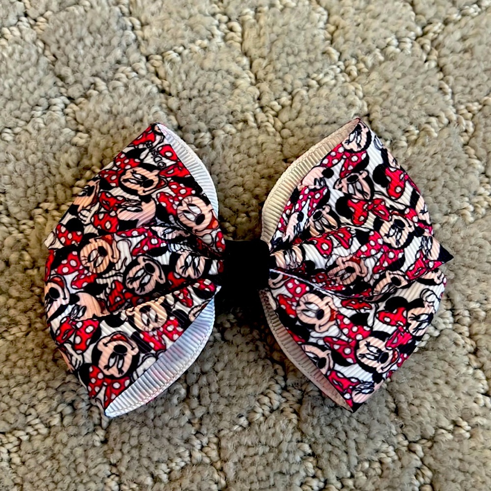 Minnie Mouse bow! Alligator clip closure.